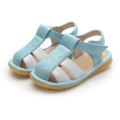 Sandalias azules blancas del bebé Squeaky